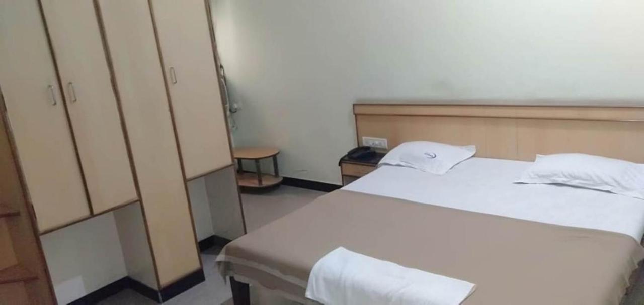 Iroomz Hoysala Residency Bellary Extérieur photo
