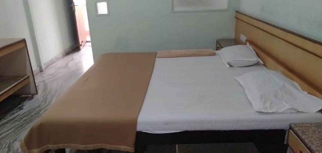 Iroomz Hoysala Residency Bellary Extérieur photo