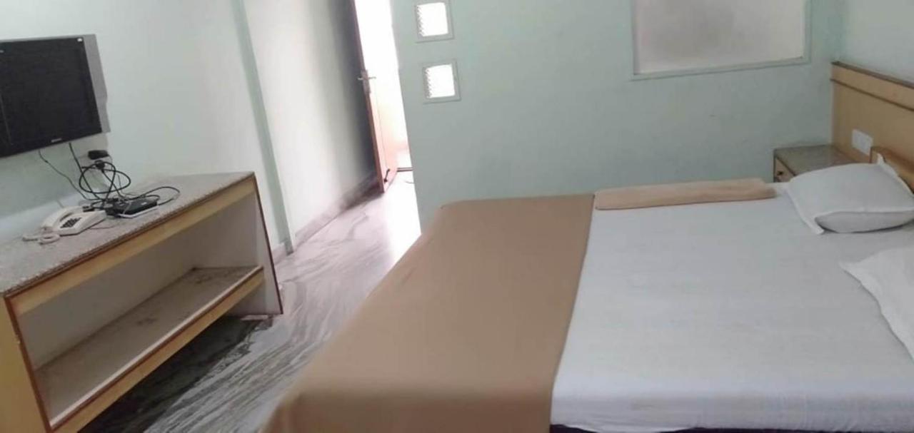 Iroomz Hoysala Residency Bellary Extérieur photo