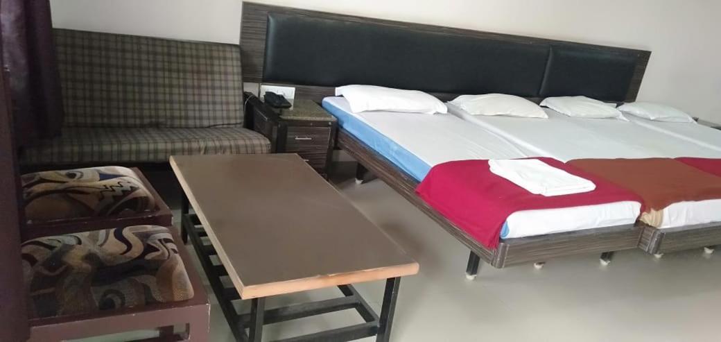 Iroomz Hoysala Residency Bellary Extérieur photo